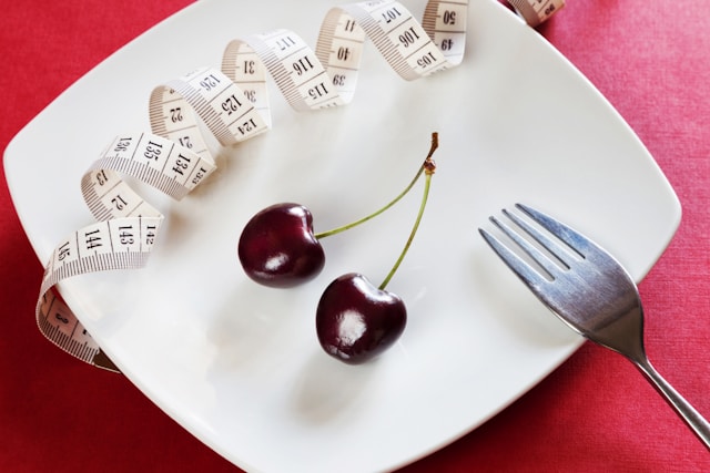 איך מזהים סימנים ראשונים של אנורקסיה ומגישים יד לעזרה בזמן