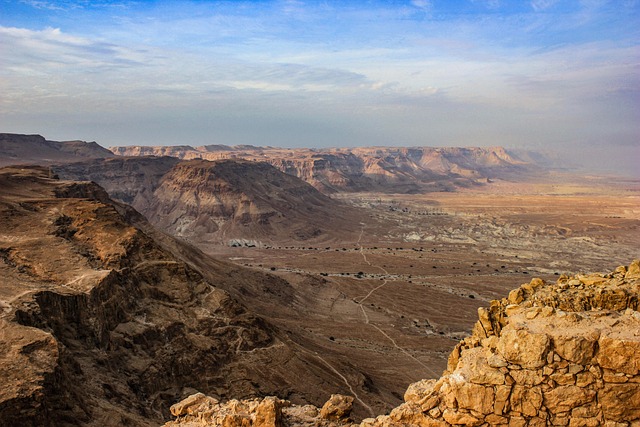 איך המלונות בערבה הופכים את החום הקיצוני לחוויית אירוח מלטפת ומנותקת